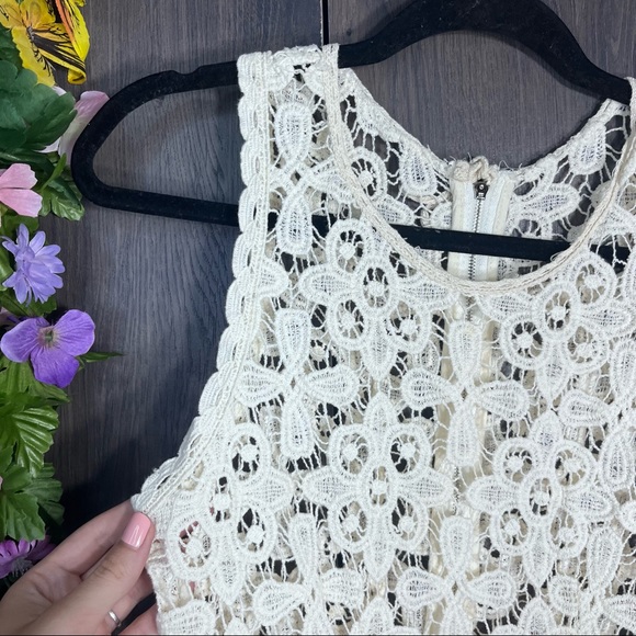 !🌼3/$30🌼Sleeveless Lace Zip Up Back Blouse Size Small - Picture 5 of 14